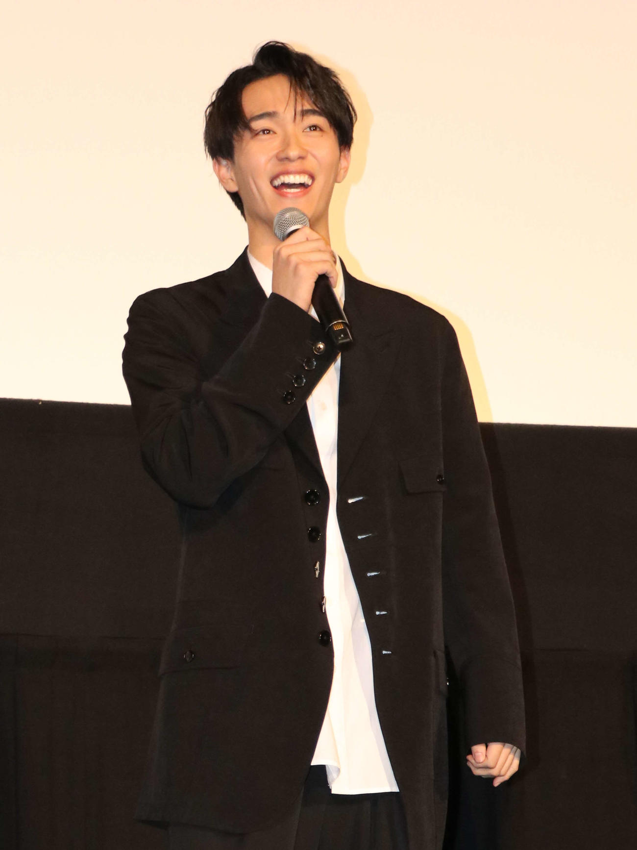 映画「6人ぼっち」初日舞台あいさつに登壇し、笑顔を見せる野村康太（撮影・一樹）