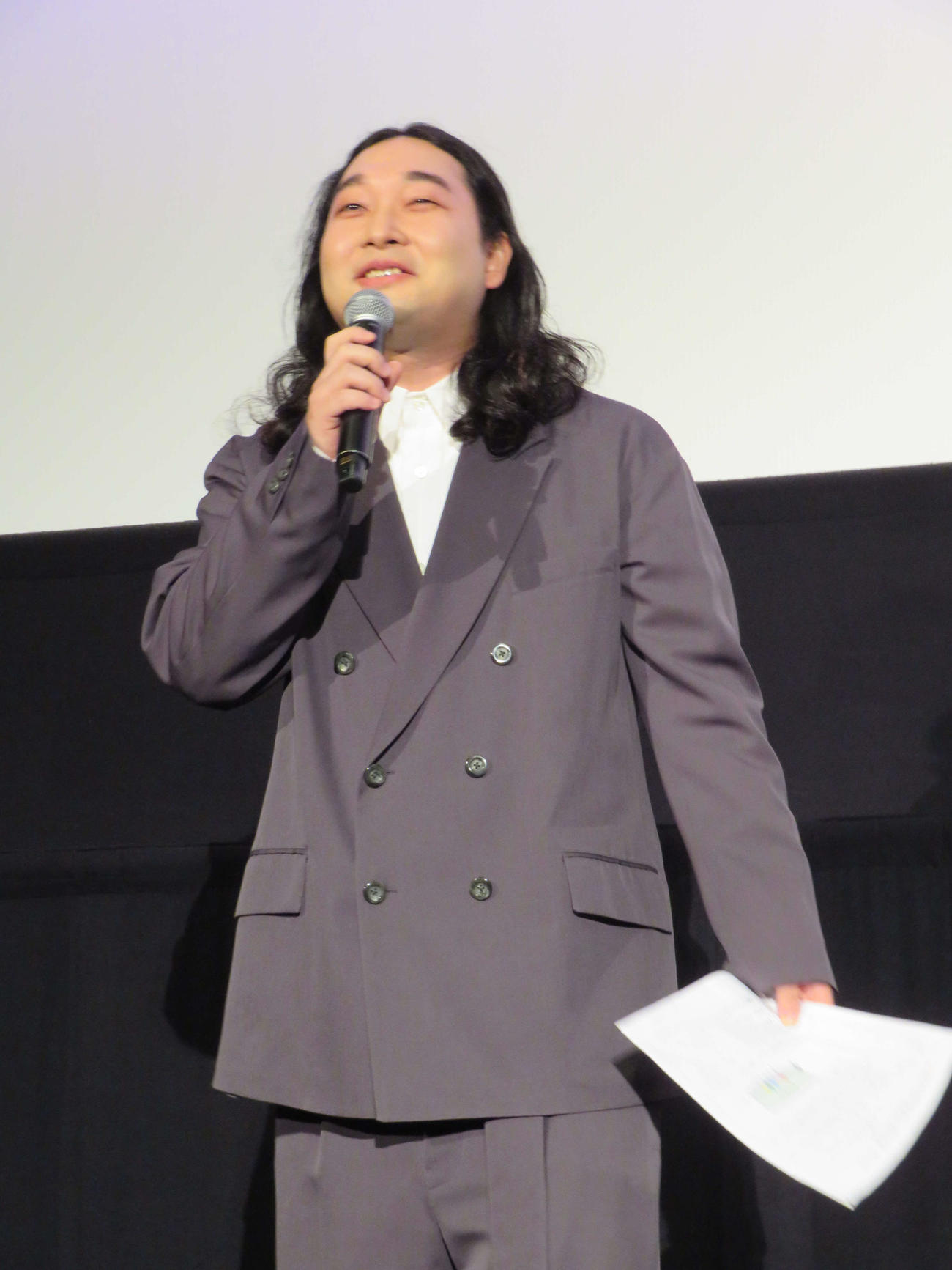 映画「6人ぼっち」初日舞台あいさつで司会を務めた、かが屋の賀屋壮也（撮影・村上幸将）