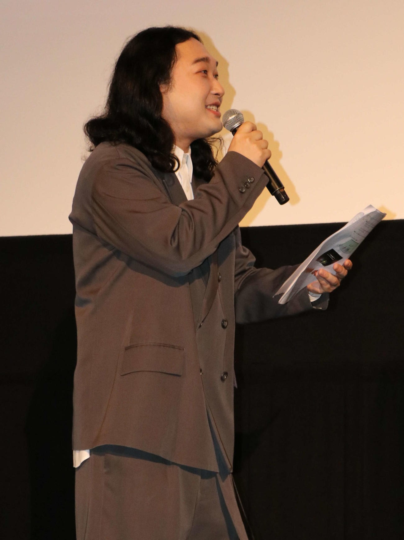映画「6人ぼっち」初日舞台あいさつにMCとして登壇した、賀屋壮也（かが屋）（撮影・一樹）