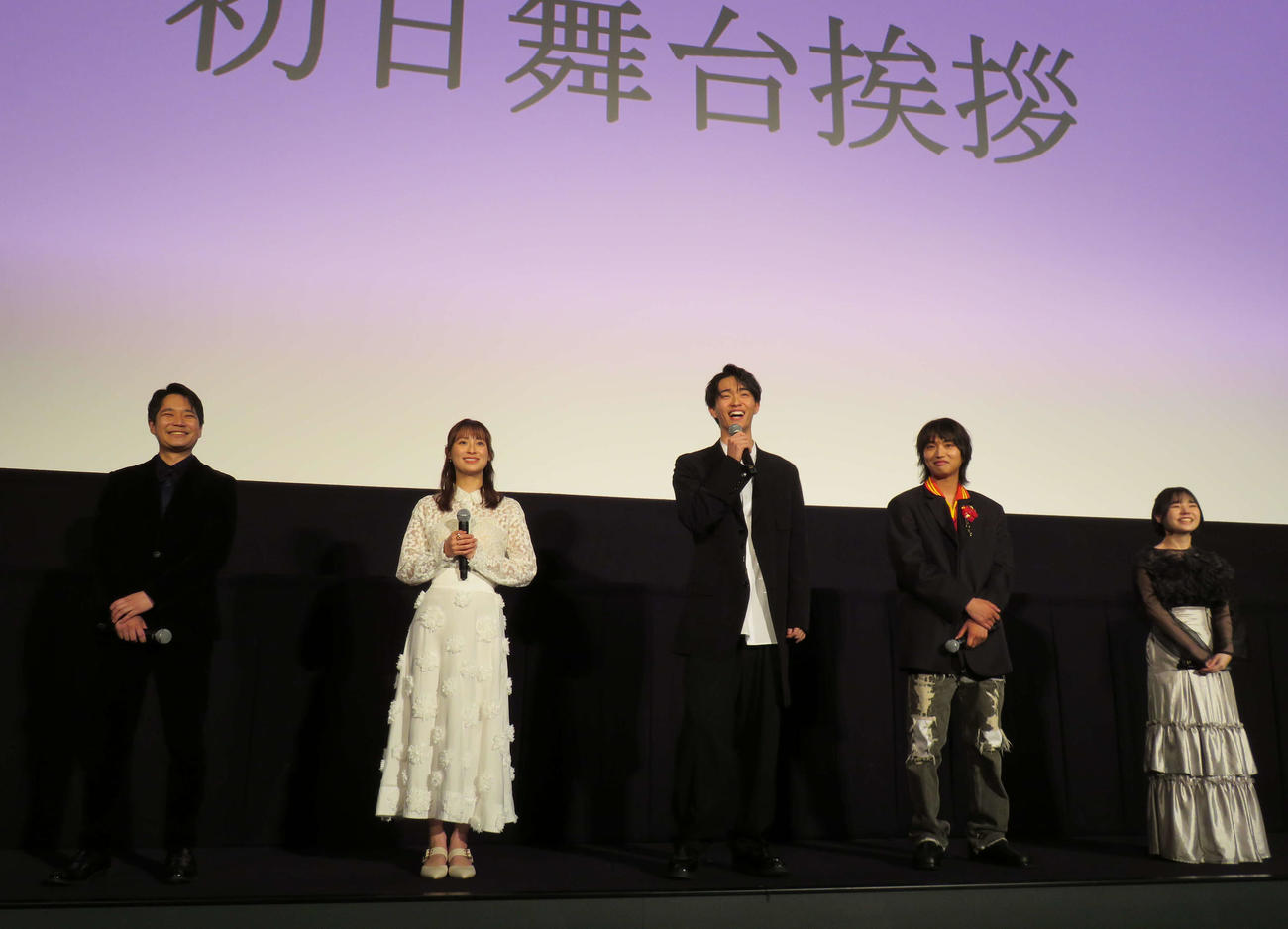 映画「6人ぼっち」初日舞台あいさつに登壇した、左から宗綱弟監督、鈴木美羽、野村康太、松尾潤、中山ひなの（撮影・村上幸将）