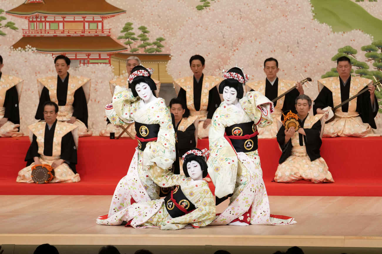 「團菊祭五月大歌舞伎」昼の部「京鹿子娘道成寺」に出演する、左から坂東玉三郎、6代目尾上菊之助、8代目尾上菊五郎（C）松竹