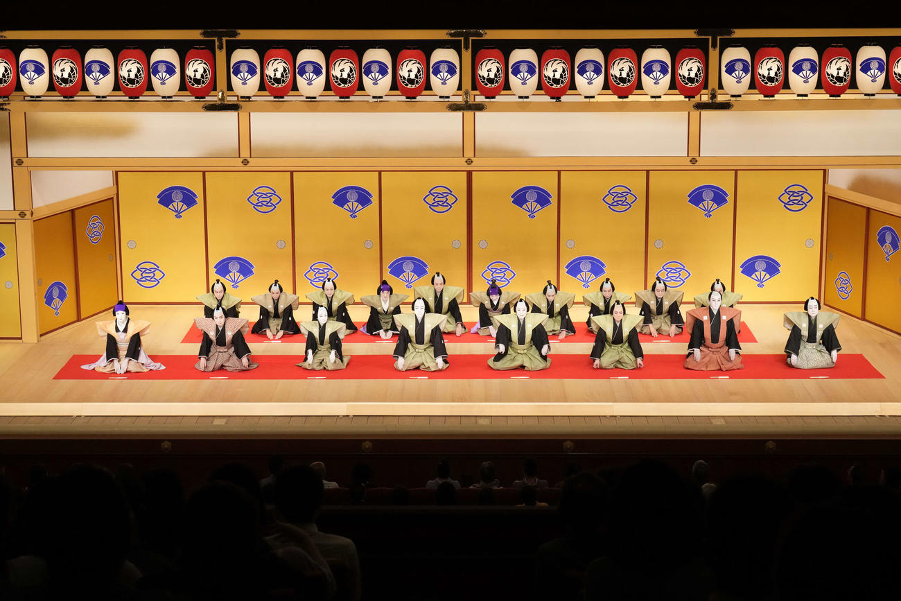 「團菊祭五月大歌舞伎」夜の部「口上」の前列左より、坂東玉三郎、坂東楽善、6代目尾上菊之助、8代目尾上菊五郎、7代目尾上菊五郎、尾上松緑、市川團十郎、中村梅玉（C）松竹