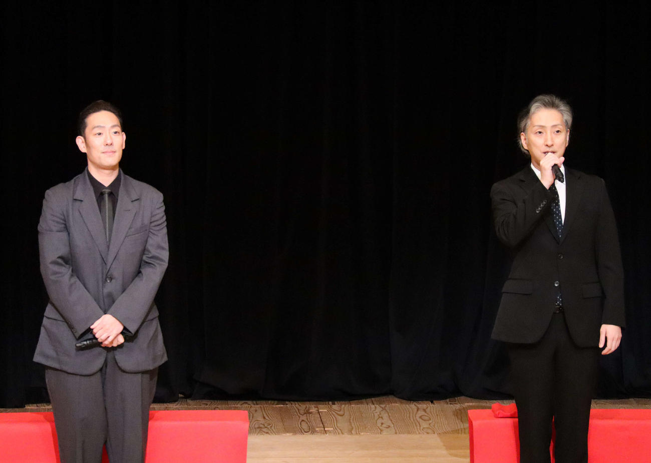 「新緑歌舞伎特別公演2025」トークコーナーに出演する中村勘九郎（左）、中村七之助