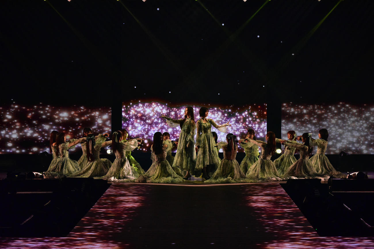 Rakuten GirlsAward 2025 SPRING／SUMMERでライブパフォーンマスを披露した乃木坂46