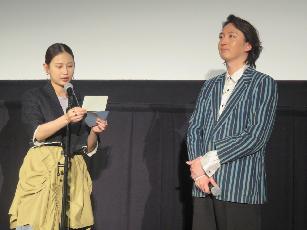 サプライズで中尾有伽（左）が手紙を読んで寒暑の言葉を伝えると目を潤まる岡崎育之介監督