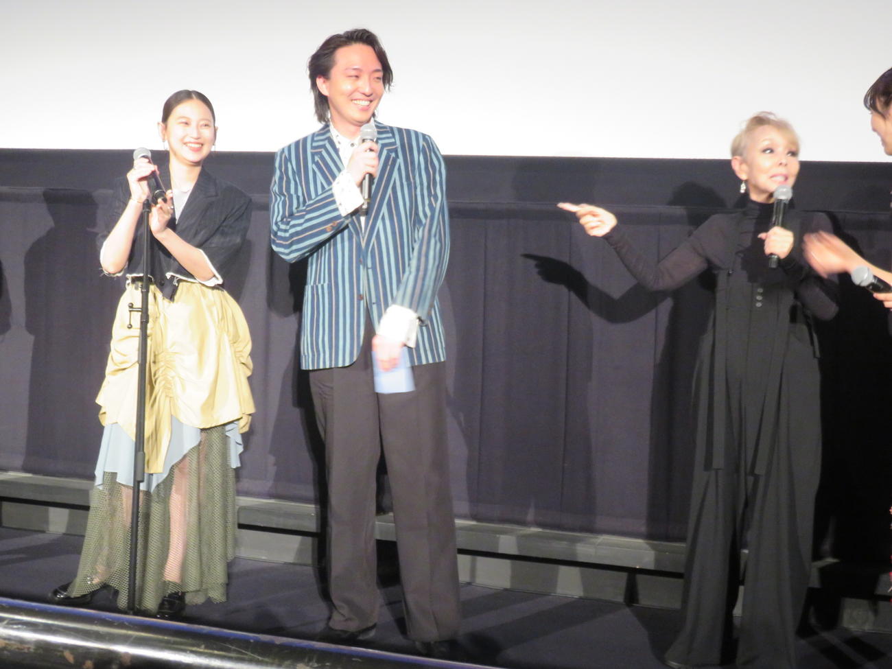 岡崎育之介監督（中）をいじる研ナオコ（右）。左は中尾有伽