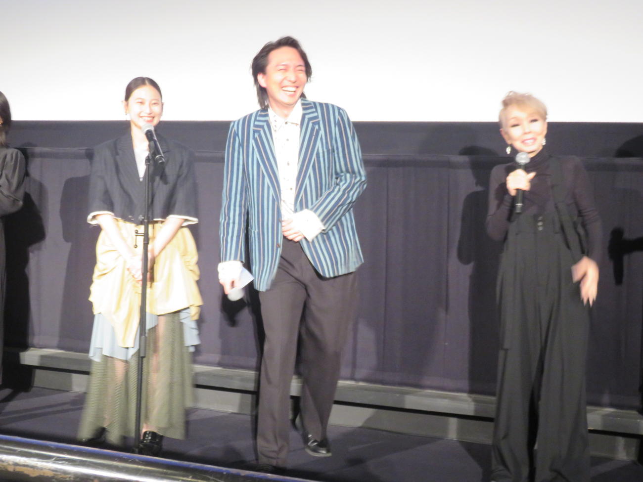 岡崎育之介監督（中）をいじる研ナオコ（右）。左は中尾有伽