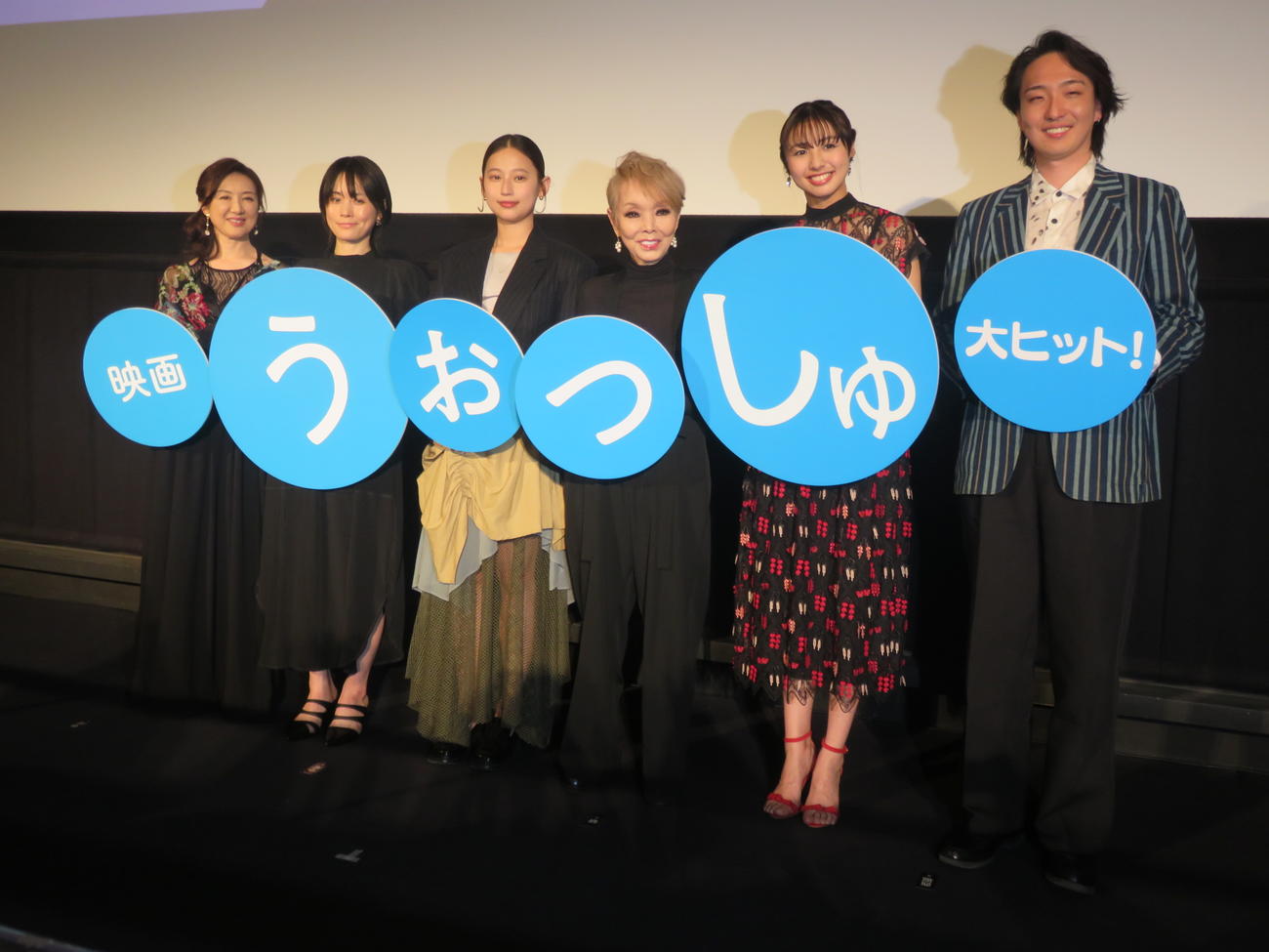 映画「うぉっしゅ」の公開記念舞台あいさつに出席した、左から赤間麻里子、中川ゆかり、中尾有伽。研ナオコ、西堀文、岡崎育之介監督