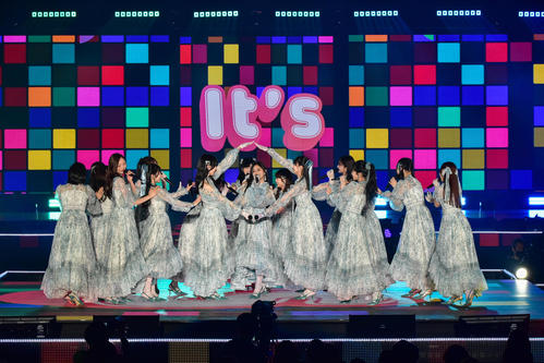 Rakuten GirlsAward 2025 SPRING／SUMMERでライブパフォーンマスを披露した乃木坂46
