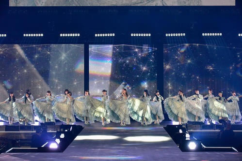 Rakuten GirlsAward 2025 SPRING／SUMMERでライブパフォーンマスを披露した乃木坂46