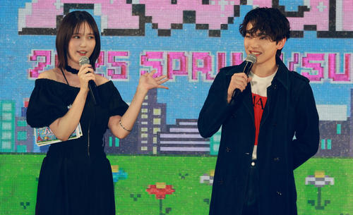 オープニングの本田翼（左）と宮世琉弥（撮影・中島郁夫）