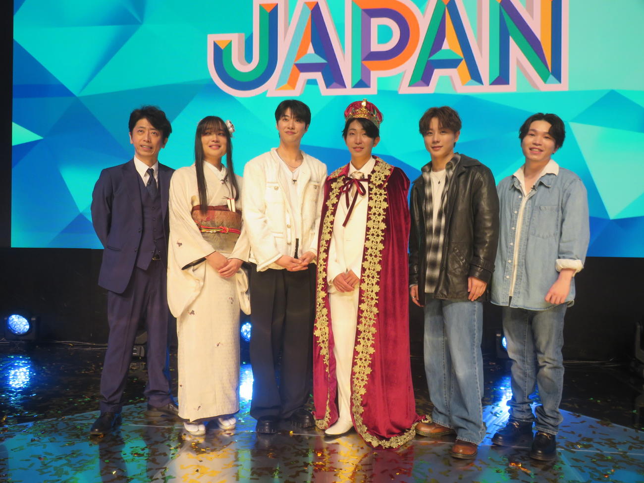 「ミスタートロット　ジャパン　ファイナル」で優勝した島憂樹さん（左から4人目）。左からMCの後藤輝基、ファイナリストの風水ノ里恒彦さん、ジュノさん、1人おいて橋詰昌慧さん、牛島隆太さん