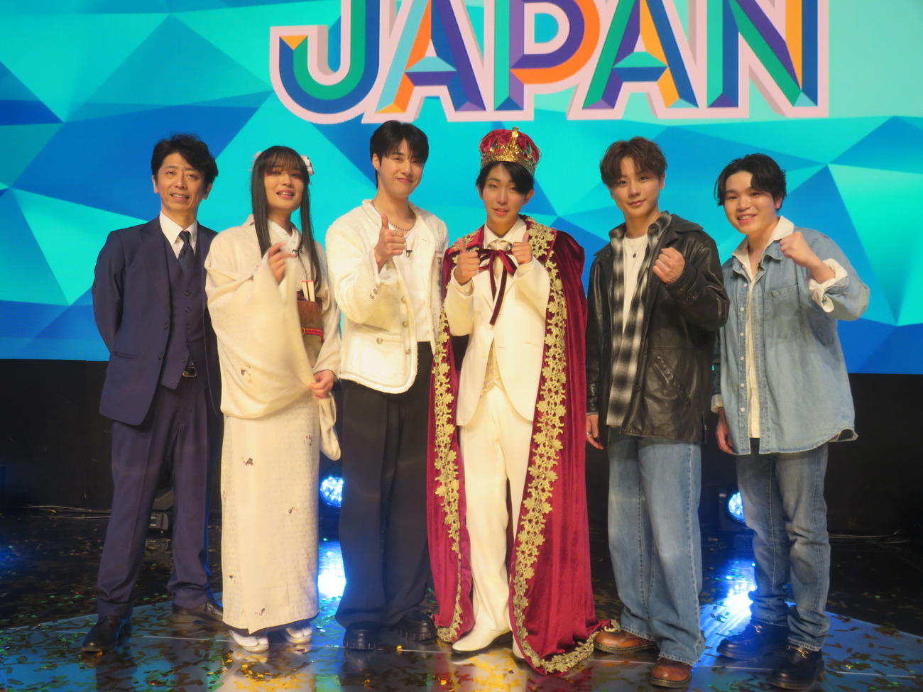「ミスタートロット　ジャパン　ファイナル」で優勝した島憂樹さん（左から4人目）。左からMCの後藤輝基、ファイナリストの風水ノ里恒彦さん、ジュノさん、1人おいて橋詰昌慧さん、牛島隆太さん