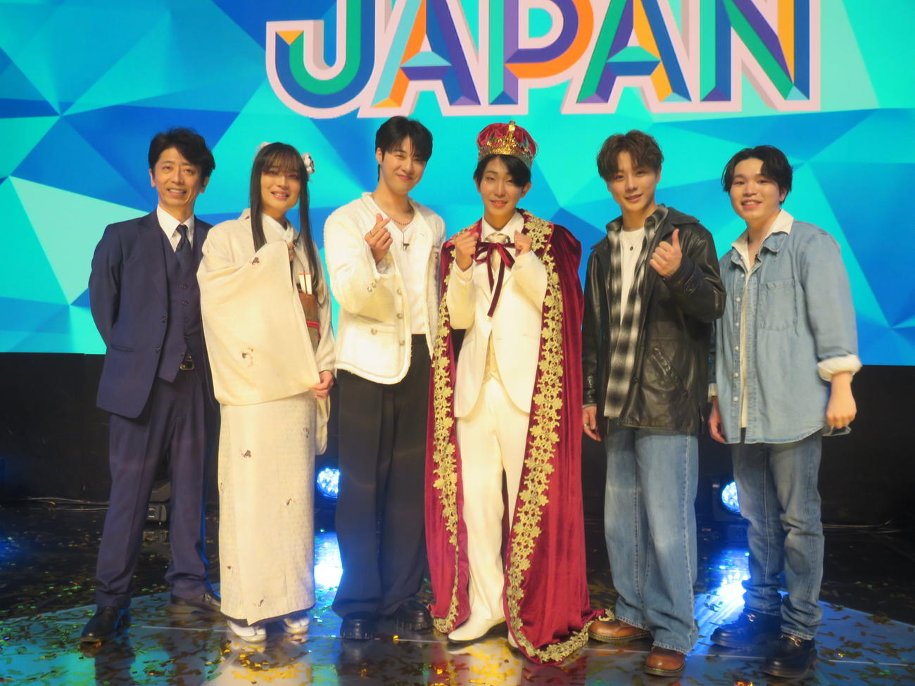 「ミスタートロット　ジャパン　ファイナル」で優勝した島憂樹さん（左から4人目）。左からMCの後藤輝基、ファイナリストの風水ノ里恒彦さん、ジュノさん、1人おいて橋詰昌慧さん、牛島隆太さん