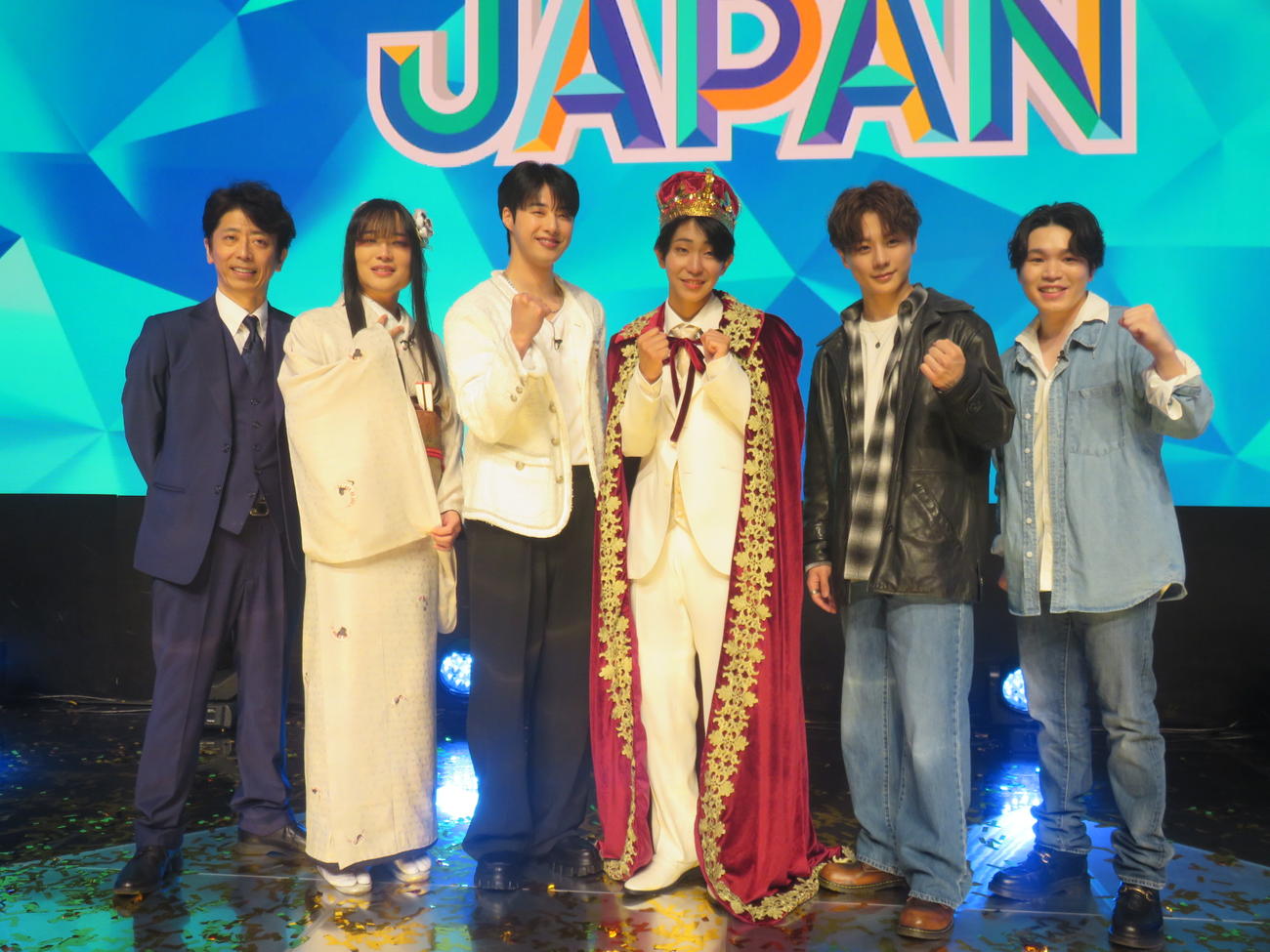 「ミスタートロット　ジャパン　ファイナル」で優勝した島憂樹さん（左から4人目）。左からMCの後藤輝基、ファイナリストの風水ノ里恒彦さん、ジュノさん、1人おいて橋詰昌慧さん、牛島隆太さん