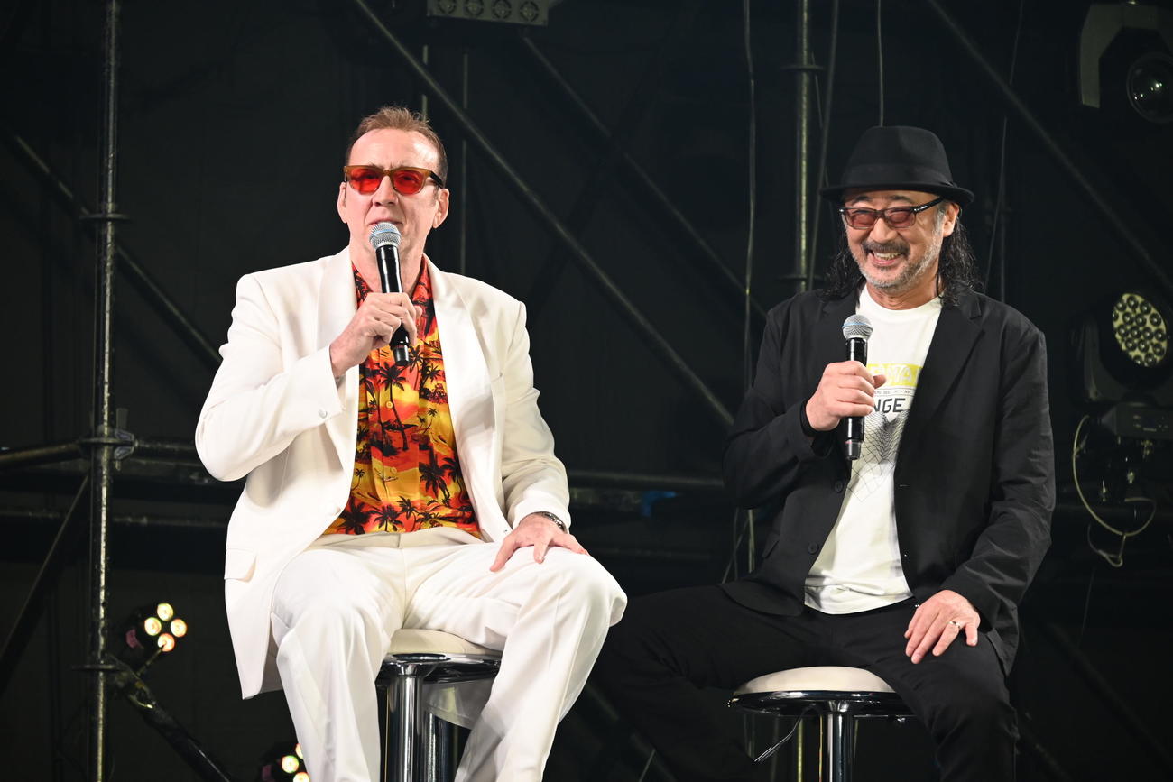 「大阪コミコン2025」で初共演した大塚明夫（右）、ニコラス・ケイジ（撮影・松浦隆司）