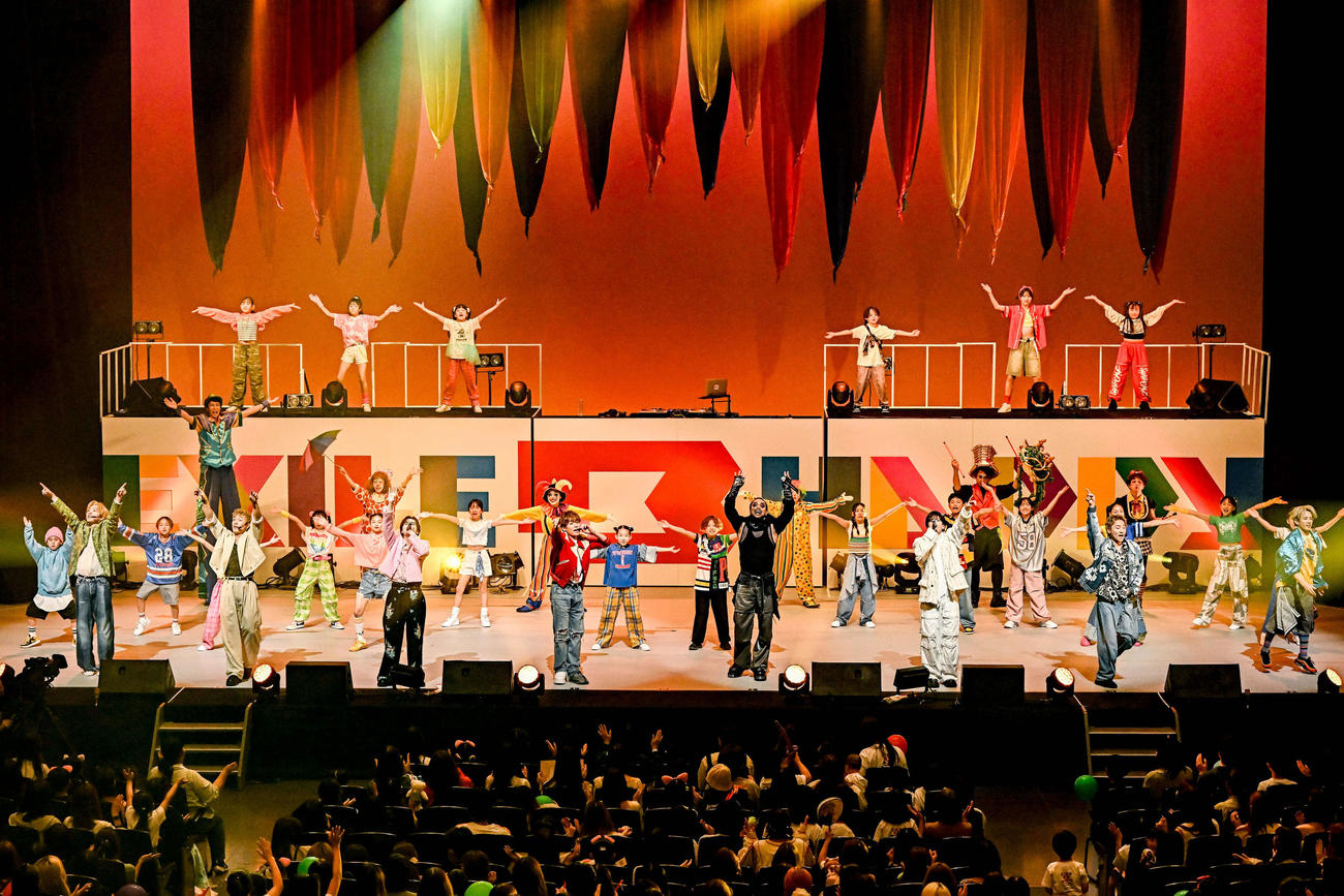 「KIDS B HAPPY presents　“EXILE B HAPPY SHOW 2025”ビューティフル・ネーム」でパフォーマンスするEXILE B HAPPY。左から木村慧人、中務裕太、吉野北人、EXILE TETSUYA、EXILE NESMITH、中島颯太、小森隼、浦川翔平