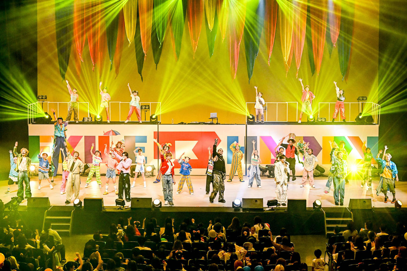 「KIDS B HAPPY presents　“EXILE B HAPPY SHOW 2025”ビューティフル・ネーム」でパフォーマンスするEXILE B HAPPY。左から木村慧人、中務裕太、吉野北人、EXILE TETSUYA、EXILE NESMITH、中島颯太、小森隼、浦川翔平