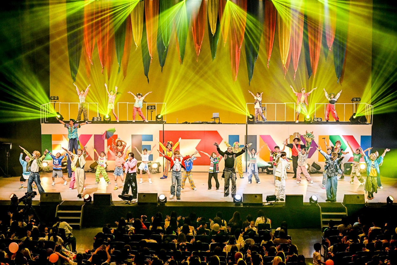 「KIDS B HAPPY presents　“EXILE B HAPPY SHOW 2025”ビューティフル・ネーム」でパフォーマンスするEXILE B HAPPY。左から木村慧人、中務裕太、吉野北人、EXILE TETSUYA、EXILE NESMITH、中島颯太、小森隼、浦川翔平