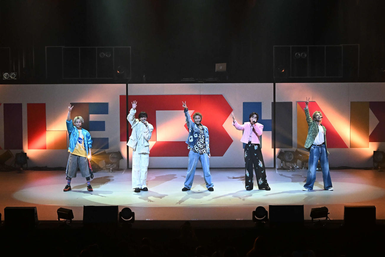 「KIDS B HAPPY presents　“EXILE B HAPPY SHOW 2025”ビューティフル・ネーム」でパフォーマンスするEXILE B HAPPY。左から浦川翔平、中島颯太、小森隼、吉野北人、木村慧人