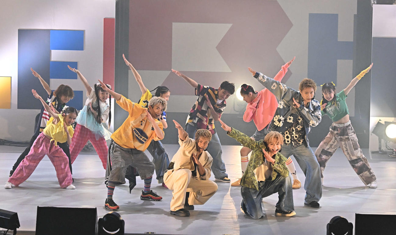 「KIDS B HAPPY presents　“EXILE B HAPPY SHOW 2025”ビューティフル・ネーム」でパフォーマンスするEXILE B HAPPY。浦川翔平、中務裕太、木村慧人、小森隼