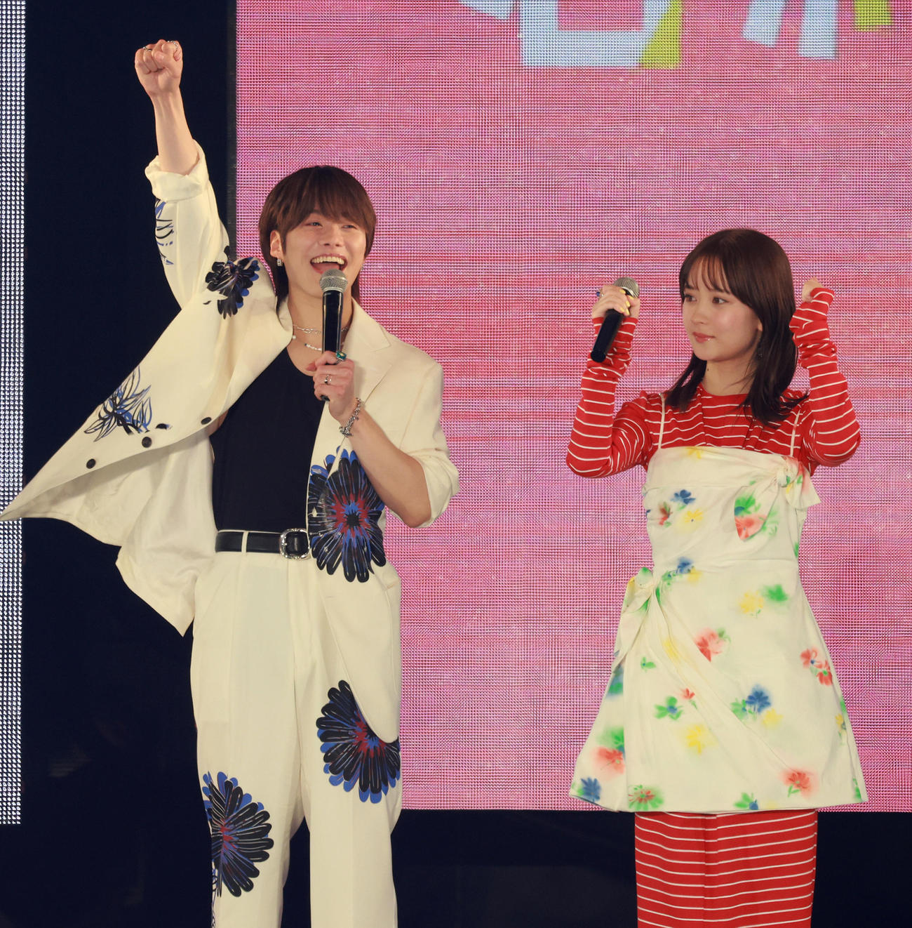 スタンドの声援に応える大橋和也（左）と畑芽育（撮影・中島郁夫）