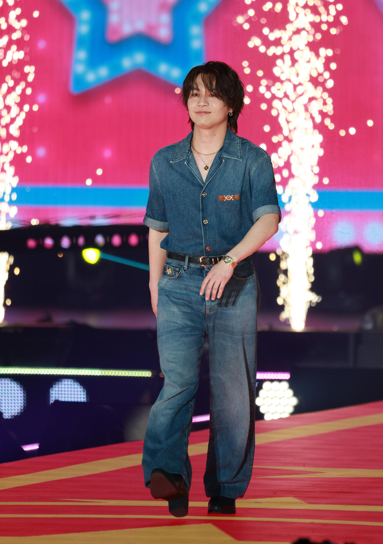 ランウエーを歩く松田元太（撮影・中島郁夫）