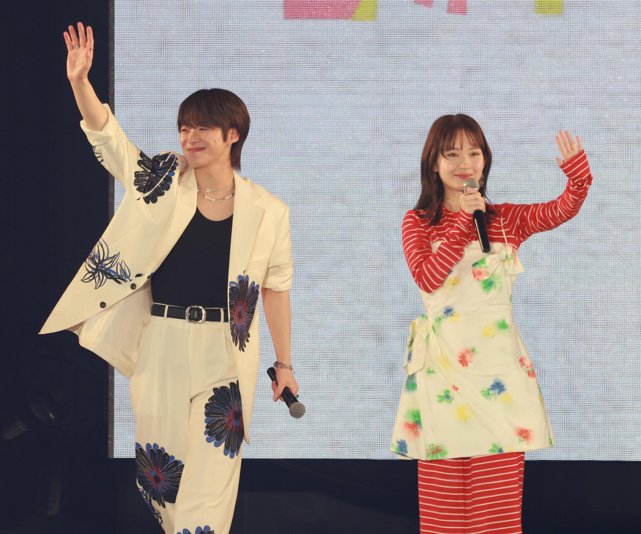 スタンドの声援に応える大橋和也（左）と畑芽育（撮影・中島郁夫）