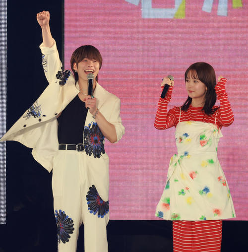 スタンドの声援に応える大橋和也（左）と畑芽育（撮影・中島郁夫）