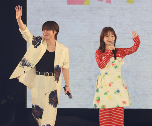 スタンドの声援に応える大橋和也（左）と畑芽育（撮影・中島郁夫）