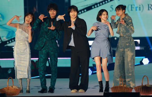 ポーズを決める、左から早瀬憩、佐野晶哉、奥平大兼、出口夏希、菊池日菜子（撮影・中島郁夫）