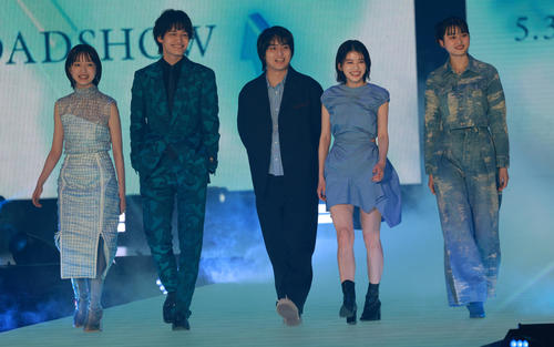 ポーズを決める、左から早瀬憩、佐野晶哉、奥平大兼、出口夏希、菊池日菜子（撮影・中島郁夫）