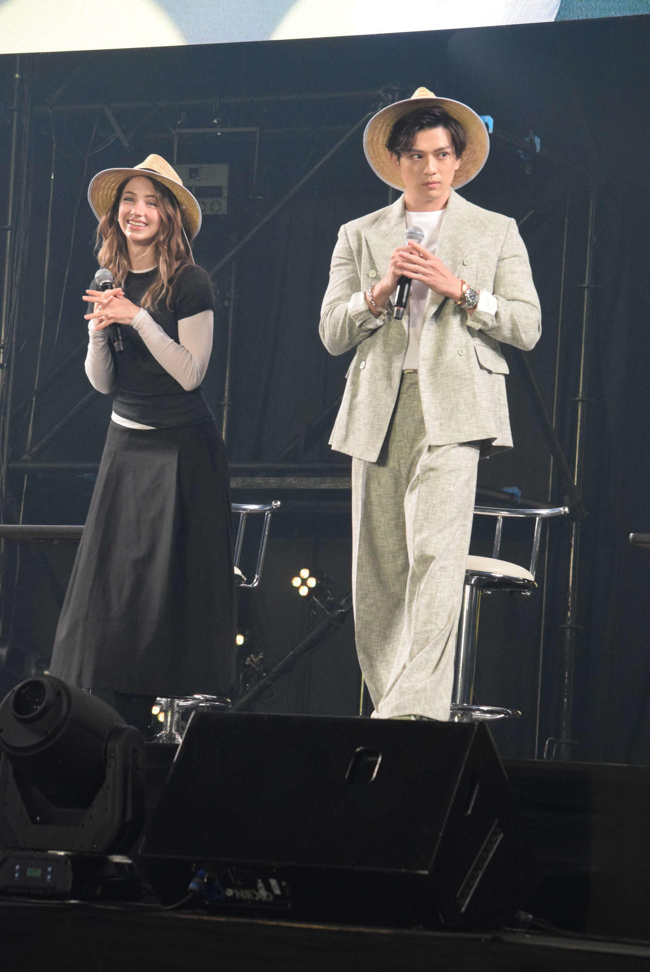 「ONE PIECE」のトークショーに登壇し、ギネス世界新記録にチャレンジした新田真剣佑（右）とエミリー・ラッド（撮影・阪口孝志）