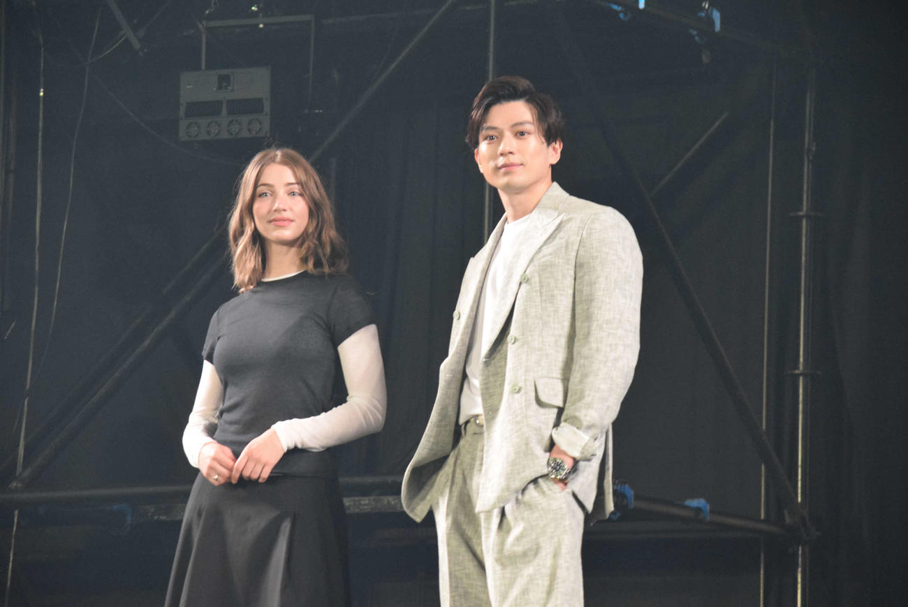 「ONE PIECE」のトークショーに登壇した新田真剣佑（右）とエミリー・ラッド（撮影・阪口孝志）