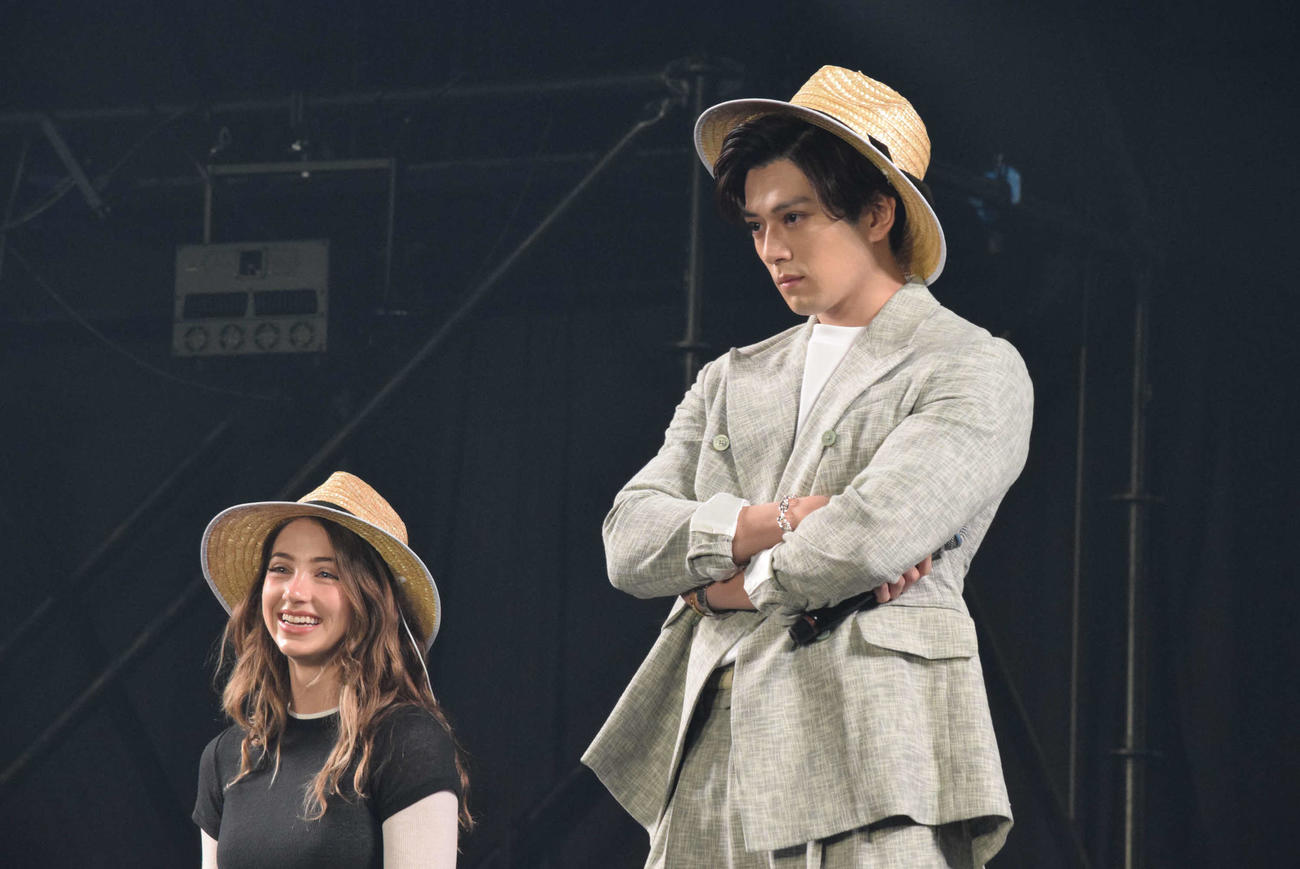 「ONE PIECE」のトークショーに登壇し、ギネス世界新記録にチャレンジした新田真剣佑（右）とエミリー・ラッド（撮影・阪口孝志）