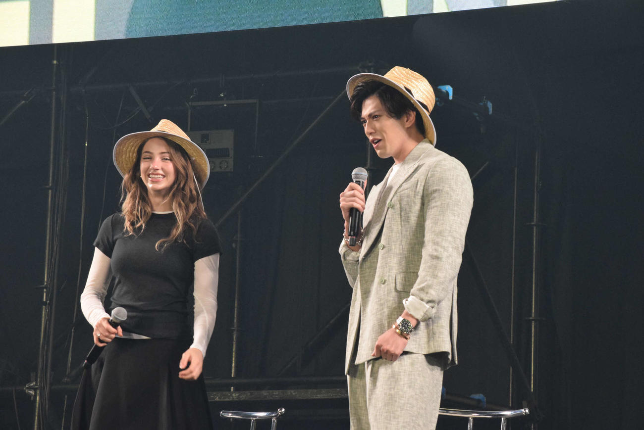 「ONE PIECE」のトークショーに登壇し、ギネス世界新記録にチャレンジした新田真剣佑（右）とエミリー・ラッド（撮影・阪口孝志）