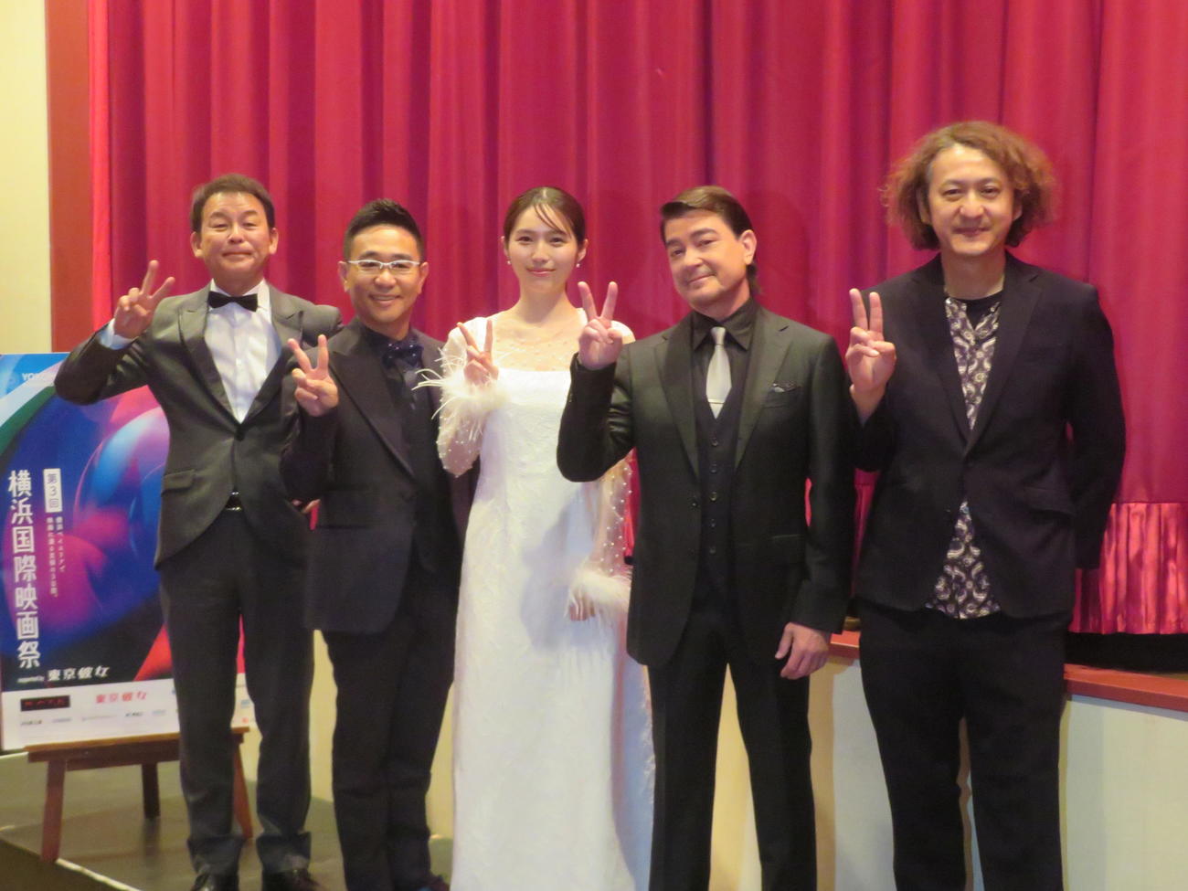 第3回横浜国際映画際の正式出品に選出された映画「惑星ラブソング」舞台あいさつに出席した、左から横山雄二氏、八嶋智人、秋田汐梨、川平慈英、時川英之監督（撮影・川田和博）