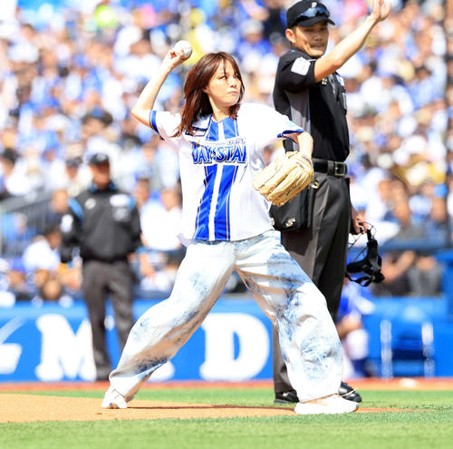 相川七瀬、ノーバン始球式練習公開「やんちゃな投げ方好き」グローブは