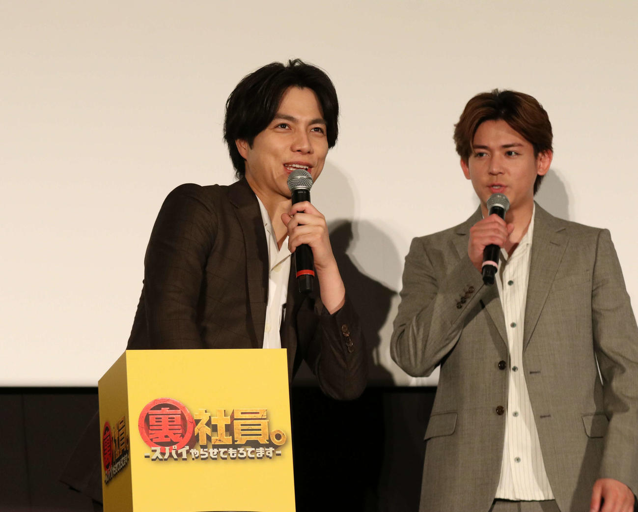 映画「裏社員。－スパイやらせてもろてます－」公開記念舞台あいさつに登壇するWEST．重岡大毅（左）、小瀧望（撮影・北村健龍）