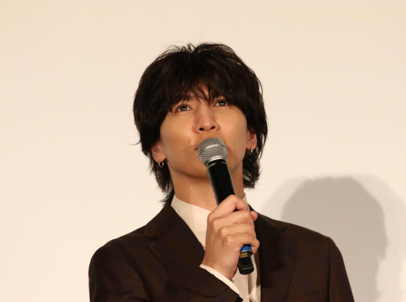 映画「裏社員。－スパイやらせてもろてます－」公開記念舞台あいさつに登壇するWEST．藤井流星（撮影・北村健龍）