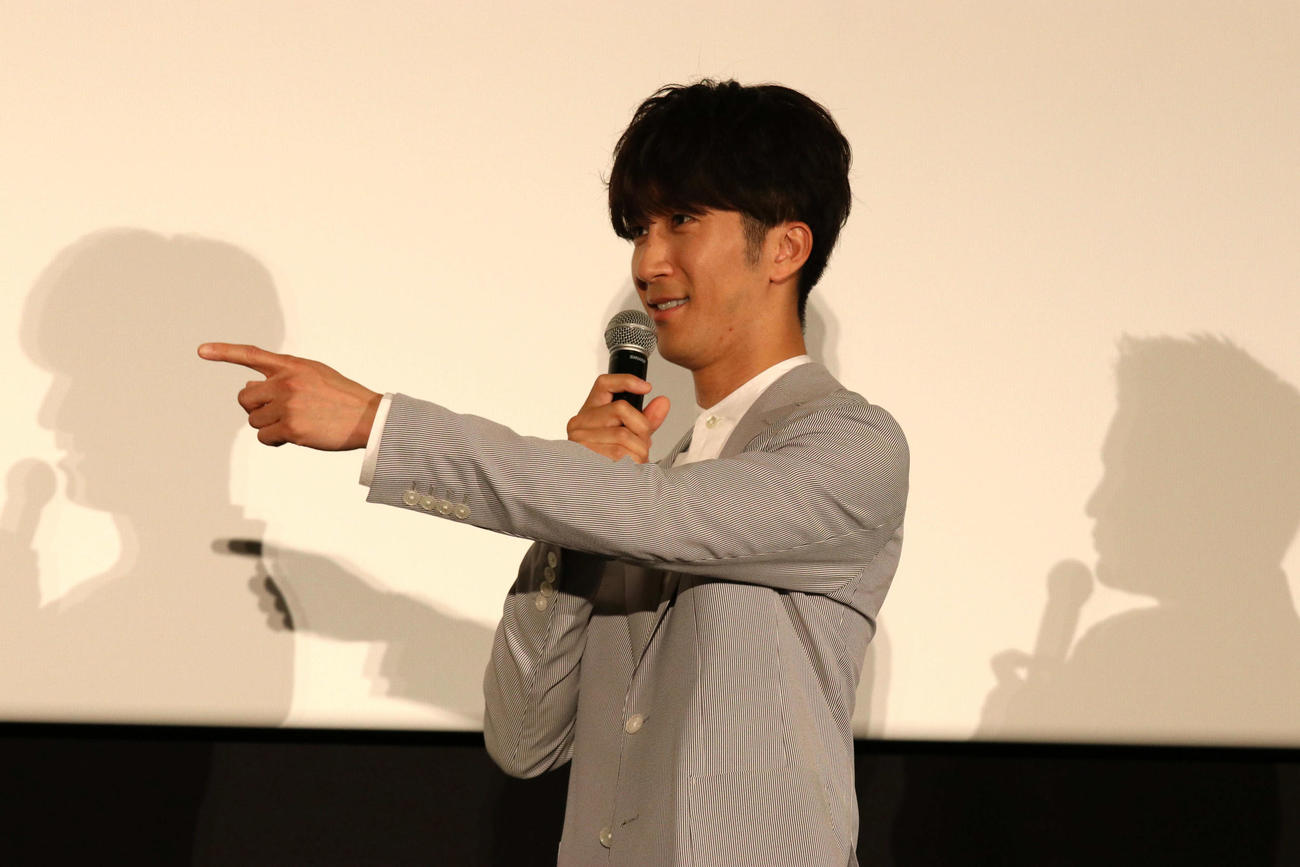 映画「裏社員。－スパイやらせてもろてます－」公開記念舞台あいさつに登壇するWEST．濱田崇裕（撮影・北村健龍）