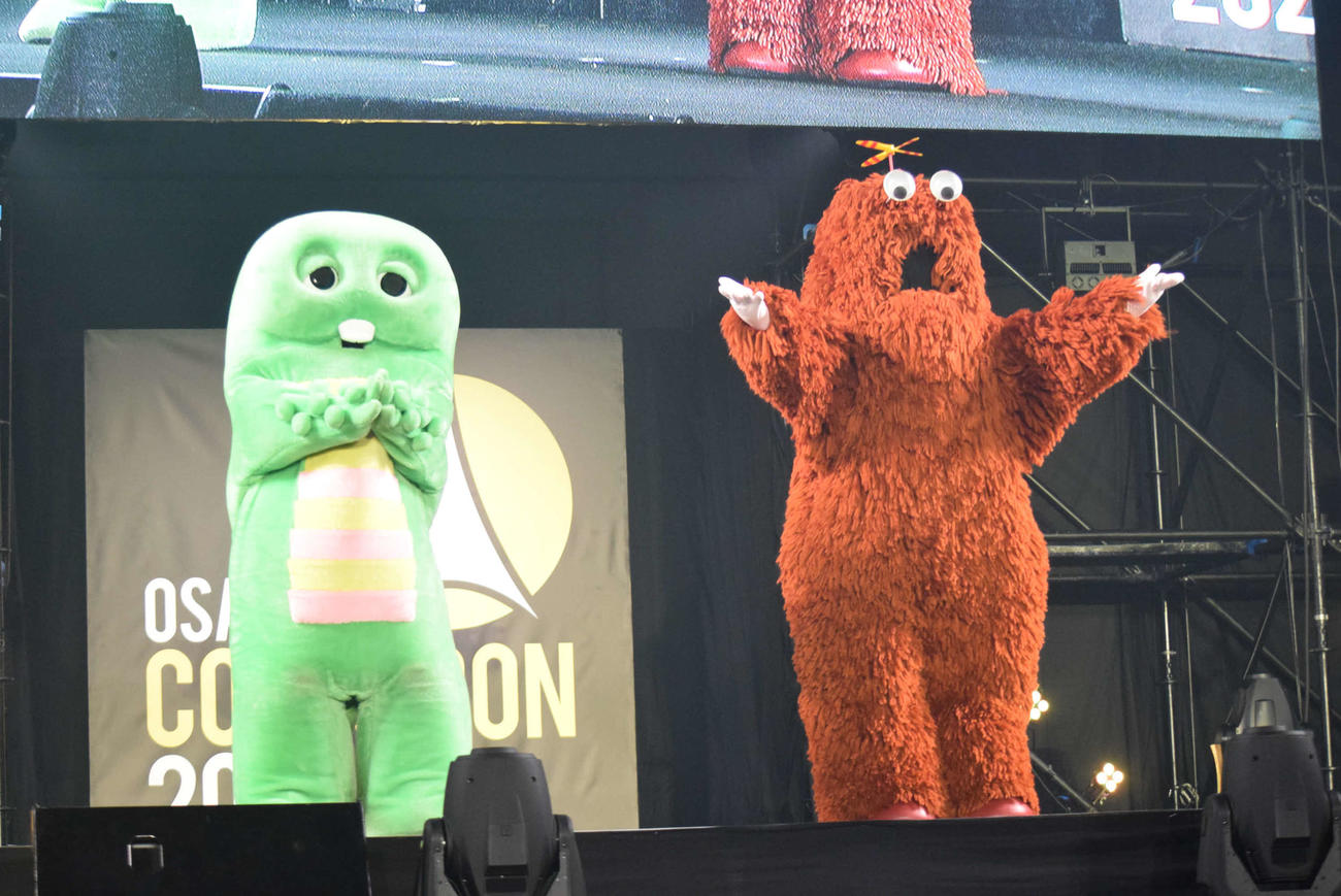 「パリピ孔明　THE MOVIE」のトークショーに登壇したガチャピン（左）とムック（撮影・阪口孝志）