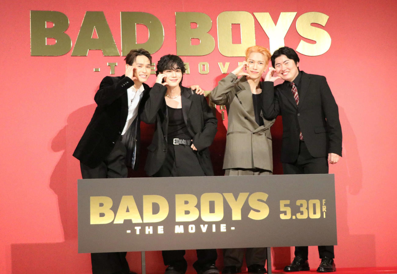 映画「BAD BOYS」の完成披露上映会に登壇した、左から兵頭功海、豆原一成、池崎理人、西川達郎監督（撮影・泉光太郎）