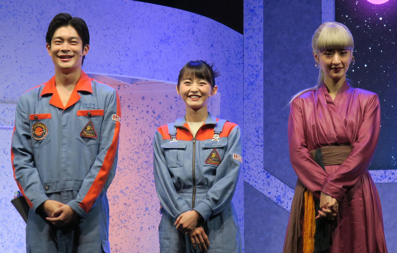 舞台「リプリー、あいにくの宇宙ね」初日前会見で。左から、井之脇海、伊藤万理華、シシド・カフカ