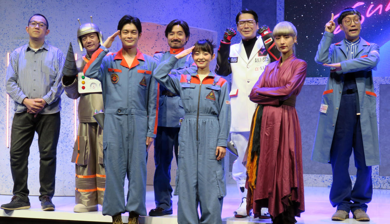 舞台「リプリー、あいにくの宇宙ね」初日前会見で。前列左から、井之脇海、伊藤万理華、シシド・カフカ、後列左から、上田誠、槙尾ユウスケ、岩■（■は崎の大が立の下の横棒なし）う大、浦井のりひろ、平井まさあき