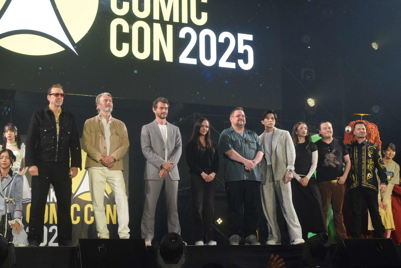 「大阪コミコン2025」グランドフィナーレに登壇した、左から）ニコラス・ケイジ、マッツ・ミケルセン、ヒュー・ダンシー、クリスティーナ・リッチ、C・B・セブルスキー、新田真剣佑、エミリー・ラッド、エドワード・ファーロング、ダニエル・ローガン（撮影・阪口孝志）