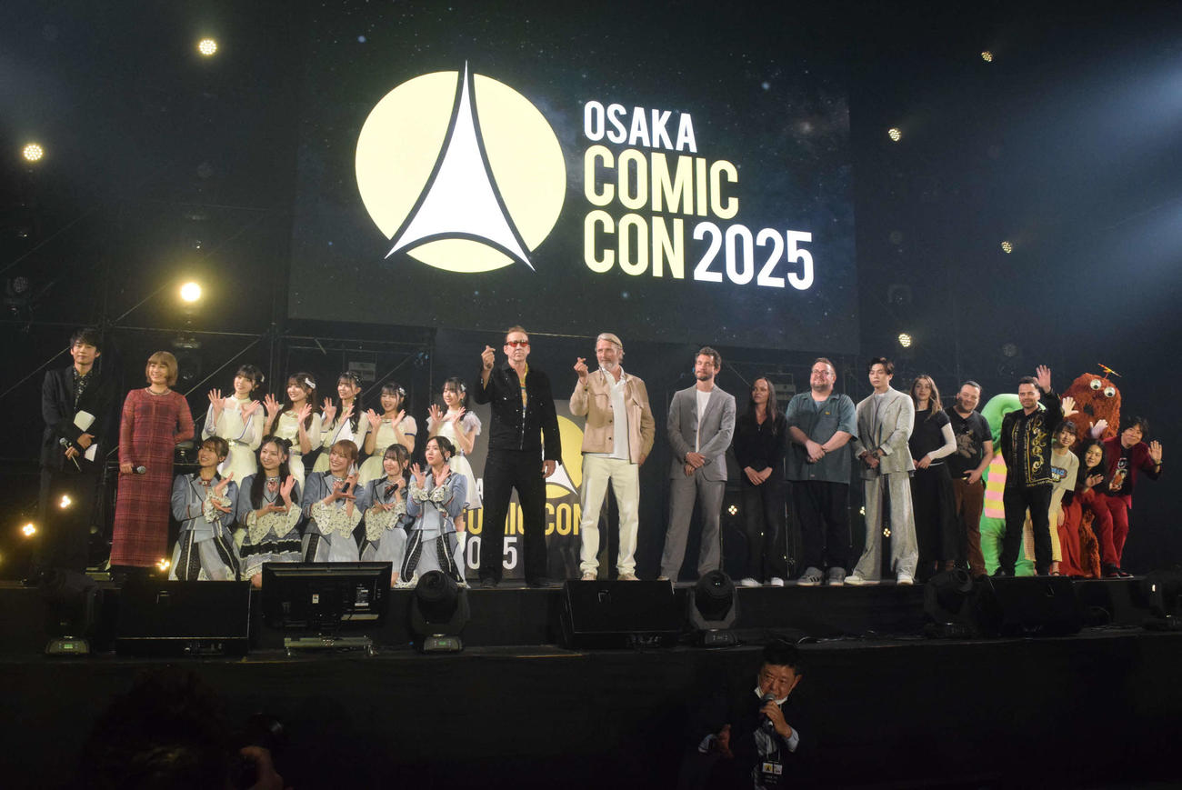 「大阪コミコン2025」グランドフィナーレに登壇した、左から）中丸雄一、IMALU、NMB48、ニコラス・ケイジ、マッツ・ミケルセン、ヒュー・ダンシー、クリスティーナ・リッチ、C・B・セブルスキー、新田真剣佑、エミリー・ラッド、エドワード・ファーロング、ダニエル・ローガン（撮影・阪口孝志）