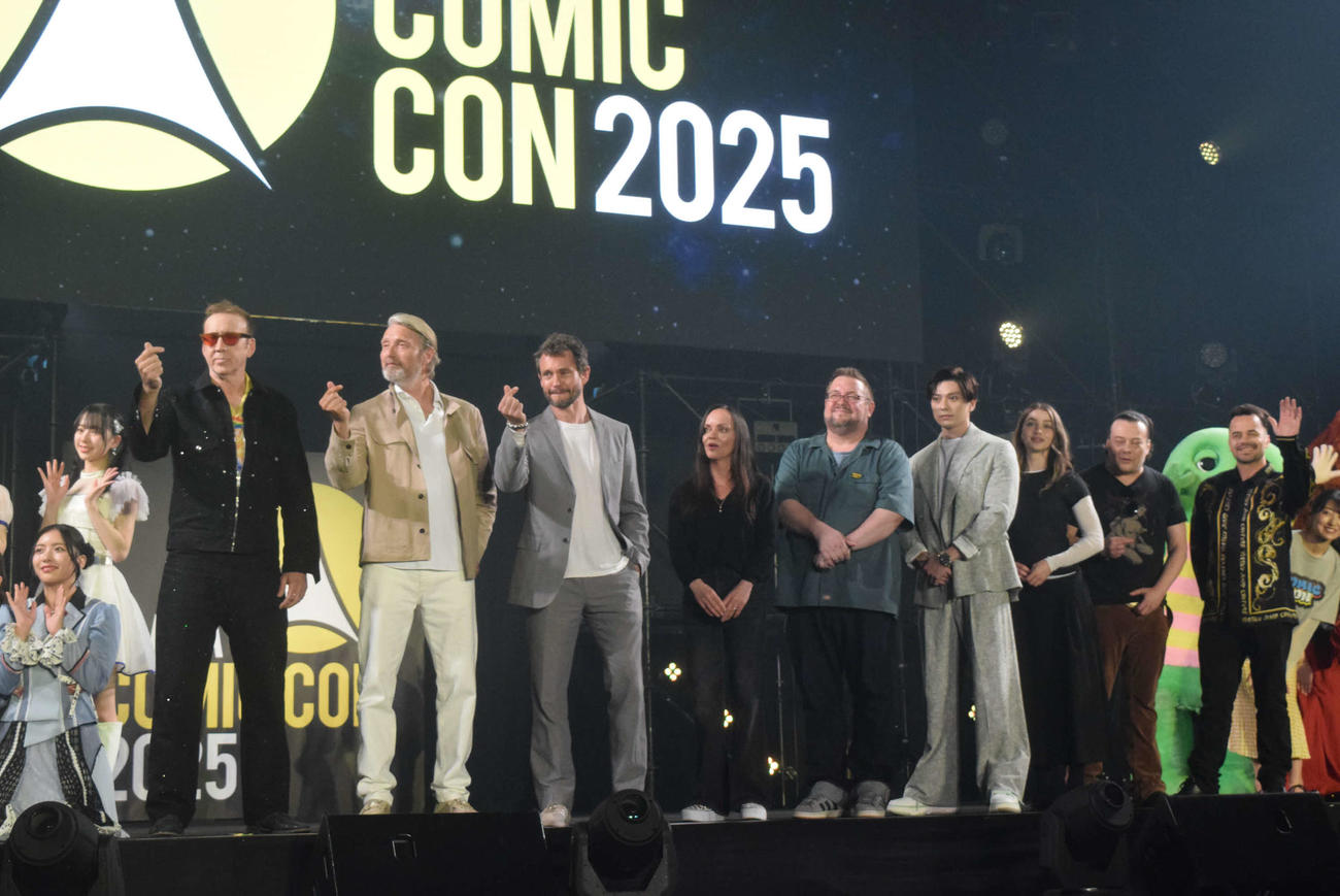 「大阪コミコン2025」グランドフィナーレに登壇した、左から）ニコラス・ケイジ、マッツ・ミケルセン、ヒュー・ダンシー、クリスティーナ・リッチ、C・B・セブルスキー、新田真剣佑、エミリー・ラッド、エドワード・ファーロング、ダニエル・ローガン（撮影・阪口孝志）