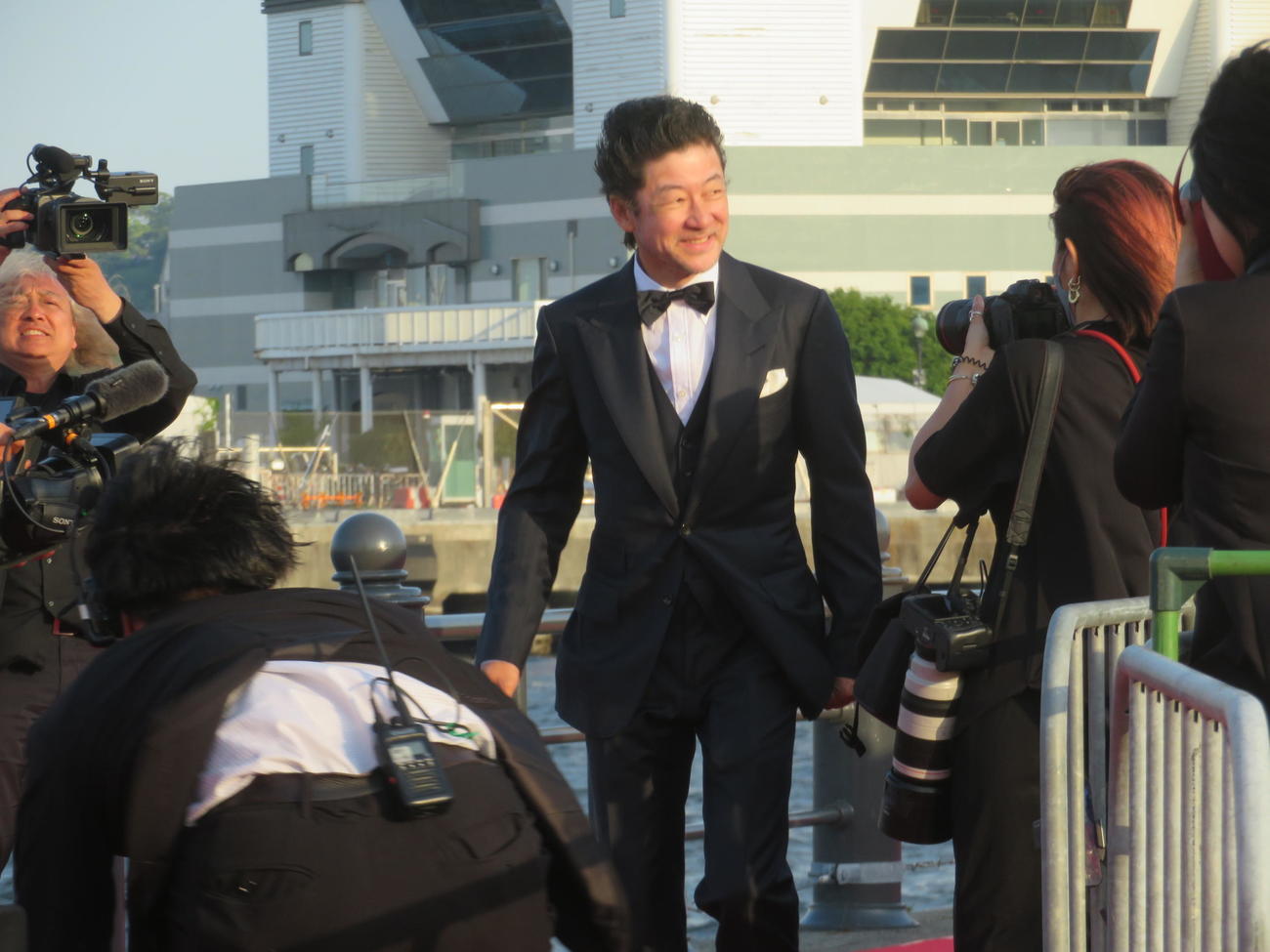 第3回横浜国際映画祭でレッドカーペットを歩くアンバサダーの浅野忠信（撮影・川田和博）