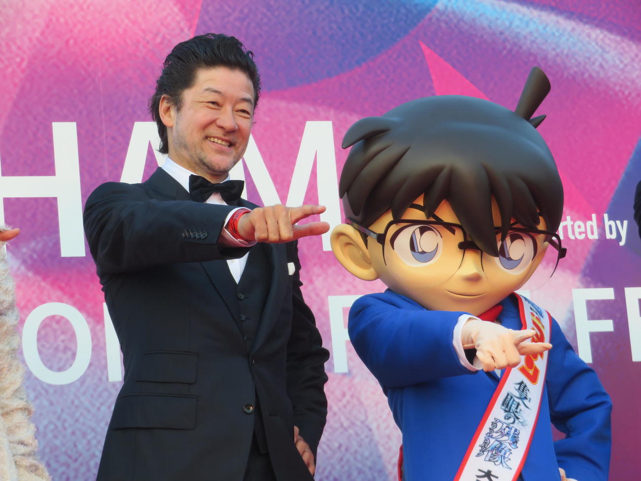 第3回横浜国際映画祭で応援に駆けつけたコナンくんとポーズを披露するアンバサダーの浅野忠信（撮影・川田和博）
